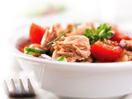 Рецепта Салата с риба тон, боб от консерва и чери домати